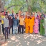 हाई वोल्टेज करंट से झुलसे मजदूर के इलाज को लेकर महिलाओं का थाने पर प्रदर्शन