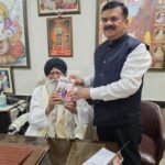 पूर्व जिलाधिकारी डॉ. दिनेश चंद्र ने वरिष्ठ समाजसेवी सरदार सुरजीत सिंह का किया सम्मान, शीघ्र स्वास्थ्य लाभ की कामना