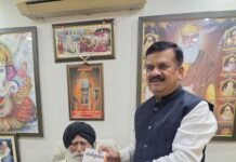 पूर्व जिलाधिकारी डॉ. दिनेश चंद्र ने वरिष्ठ समाजसेवी सरदार सुरजीत सिंह का किया सम्मान, शीघ्र स्वास्थ्य लाभ की कामना